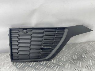 Решетка воздухозаборника бампера 4M0890681B Audi Q7