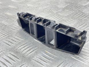 Направляюча бампера 7p6807183f Volkswagen Touareg