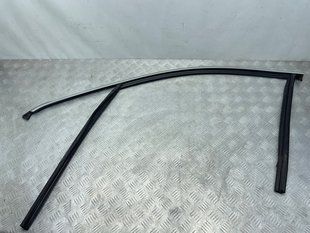 Направляющая стекла двери 4M0837431B Audi Q7