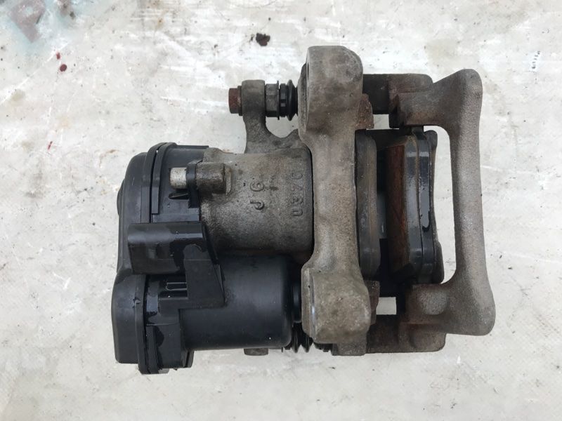 Супорт гальмівний 8U0615403B Audi Q3