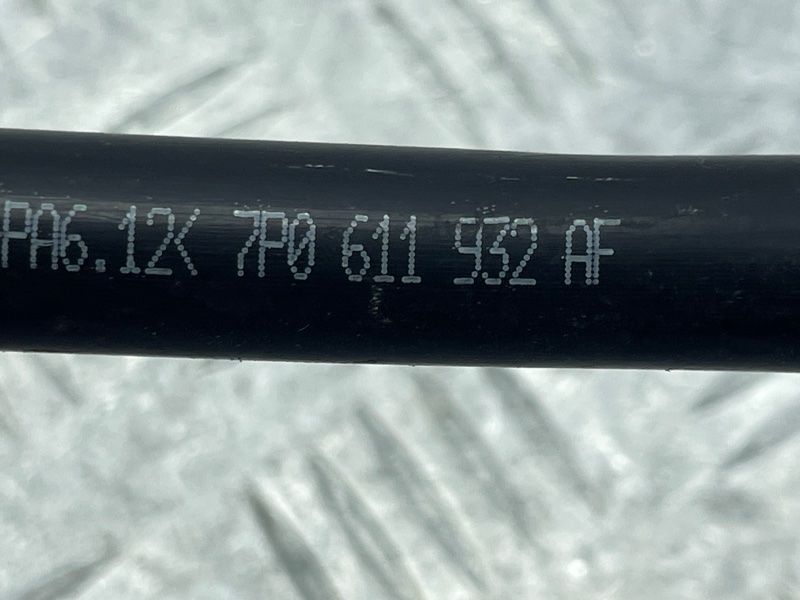 Трубка вакуумна 7P0611932AF Volkswagen Touareg