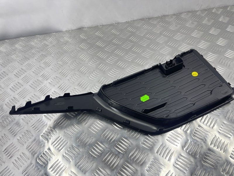 Решетка воздухозаборника бампера 4M0890681B Audi Q7