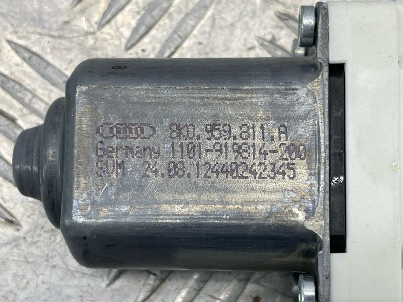 Електродвигун склопідйомника задній лівий 8K0959811A Audi Touareg Audi A4, Audi A4 Allroad, Audi A6, Audi Q3, Audi Q5, Audi S4, Audi S6, Audi SQ5, Porsche Cayenne, Volkswagen Touareg