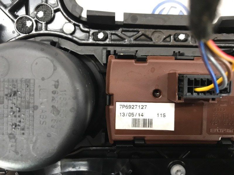 Накладка центральної консолі 7P1863216 Volkswagen Touareg