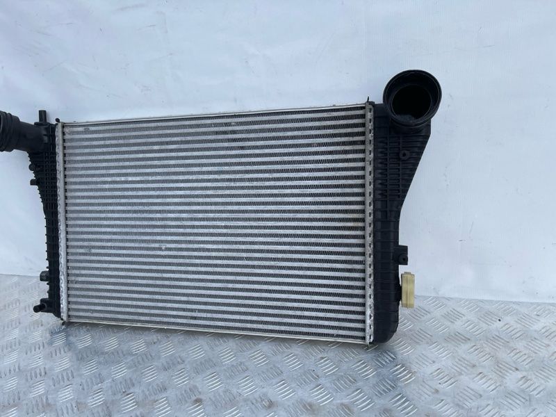 Радіатор інтеркулера 3C0145805R Volkswagen Tiguan