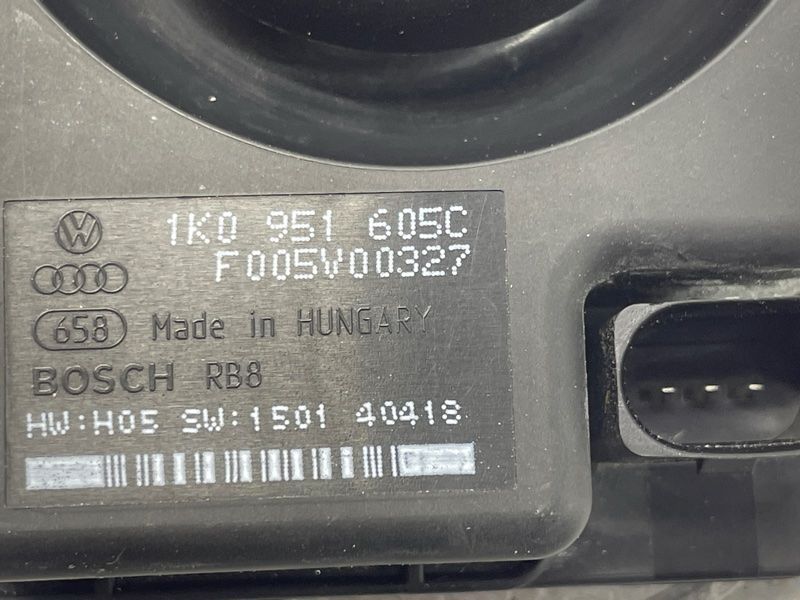 Сирена системи антивикрадення 1K0951605C Audi Q5 Audi A3, Audi A4, Audi A4 Allroad, Audi A5, Audi A6, Audi A7, Audi A8, Audi Q3, Audi Q5, Audi Q7, Audi R8, Audi RS5, Audi RS7, Audi S4, Audi S5, Audi S6, Audi S7, Audi S8, Audi SQ5, Audi TT, Audi TT RS, Audi TTS, Porsche 718 Spyder, Porsche 911, Porsche Cayenne, Porsche Macan, Porsche Panamera, Volkswagen Beetle, Volkswagen CC, Volkswagen Eos, Volkswagen Golf, Volkswagen Golf R, Volkswagen GTI, Volkswagen Jetta, Volkswagen Tiguan, Volkswagen Touareg