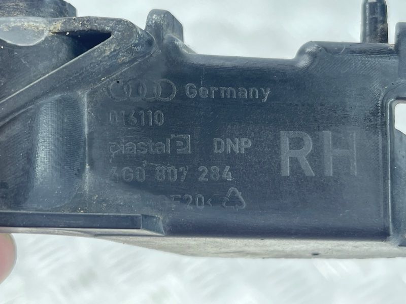Направляюча переднього бампера 4G0807284 Audi A6