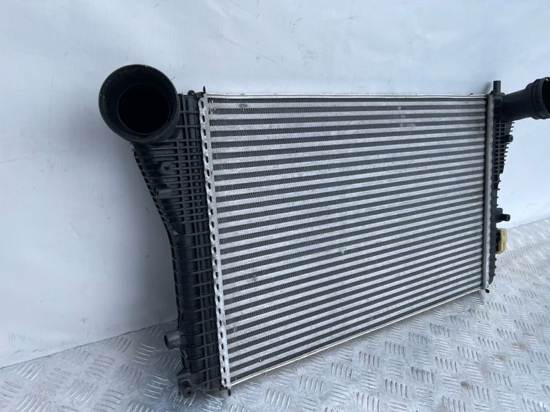 Радіатор інтеркулера 3C0145805R Volkswagen Tiguan