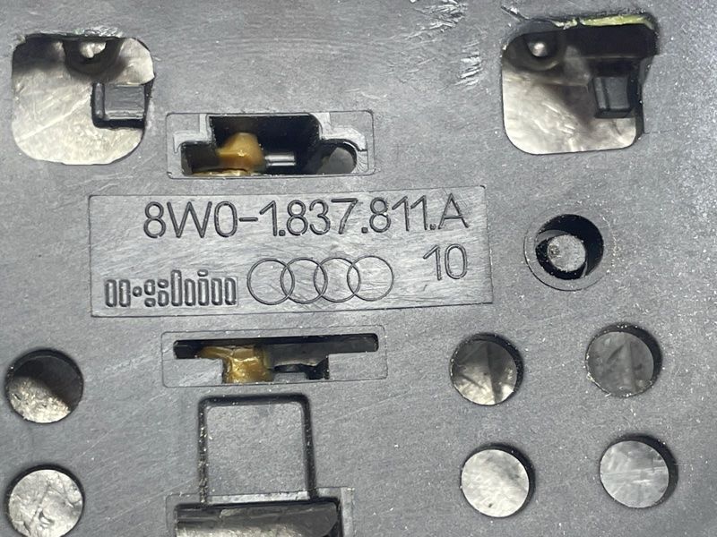 Кронштейн ручки 9W01837811A Audi A4 Allroad
