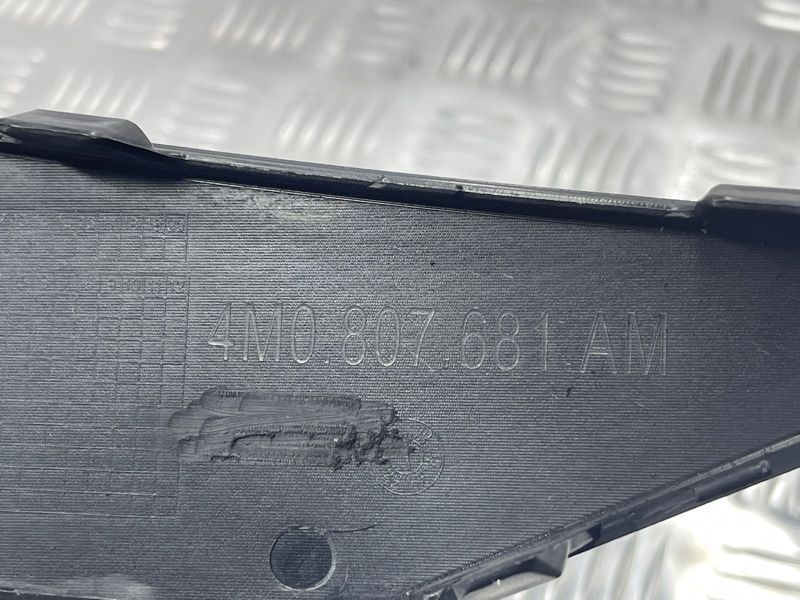Решетка воздухозаборника бампера 4M0890681B Audi Q7