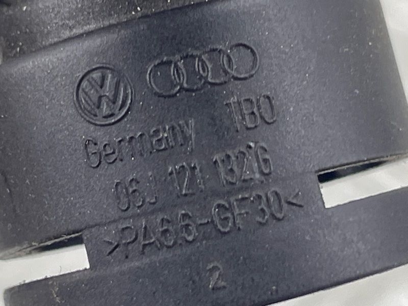 Штуцер системы охлаждения 06J121132G Volkswagen CC