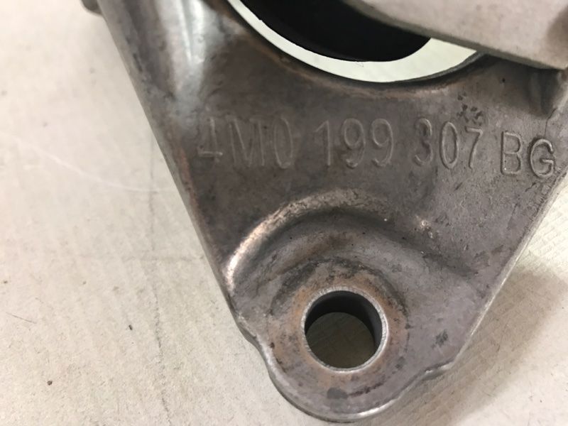 Опора / кронштейн двигуна 4M0199307BG Audi Q7