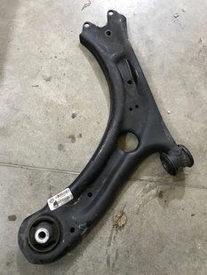 Важіль підвіски нижній 561407151C Volkswagen Passat