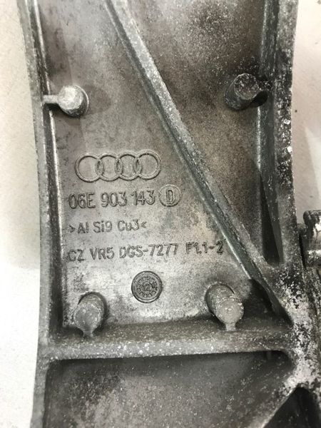 Кронштейн генератора 06E903143D Audi A6