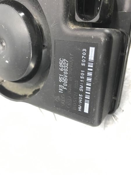 Сирена системи антивикрадення 1K0951605C Audi Touareg Audi A3, Audi A4, Audi A4 Allroad, Audi A5, Audi A6, Audi A7, Audi A8, Audi Q3, Audi Q5, Audi Q7, Audi R8, Audi RS5, Audi RS7, Audi S4, Audi S5, Audi S6, Audi S7, Audi S8, Audi SQ5, Audi TT, Audi TT RS, Audi TTS, Porsche 718 Spyder, Porsche 911, Porsche Cayenne, Porsche Macan, Porsche Panamera, Volkswagen Beetle, Volkswagen CC, Volkswagen Eos, Volkswagen Golf, Volkswagen Golf R, Volkswagen GTI, Volkswagen Jetta, Volkswagen Tiguan, Volkswagen Touareg
