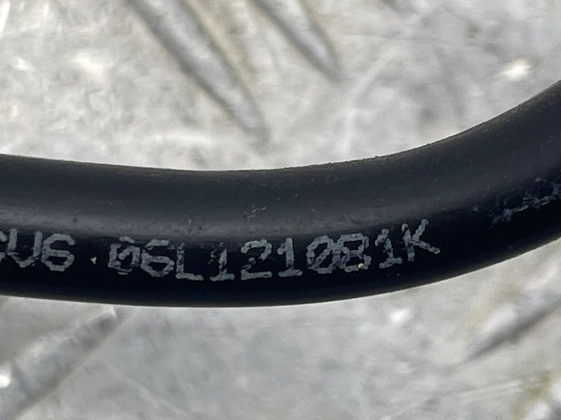 Трубка вентиляційна 06L121081K Audi A4