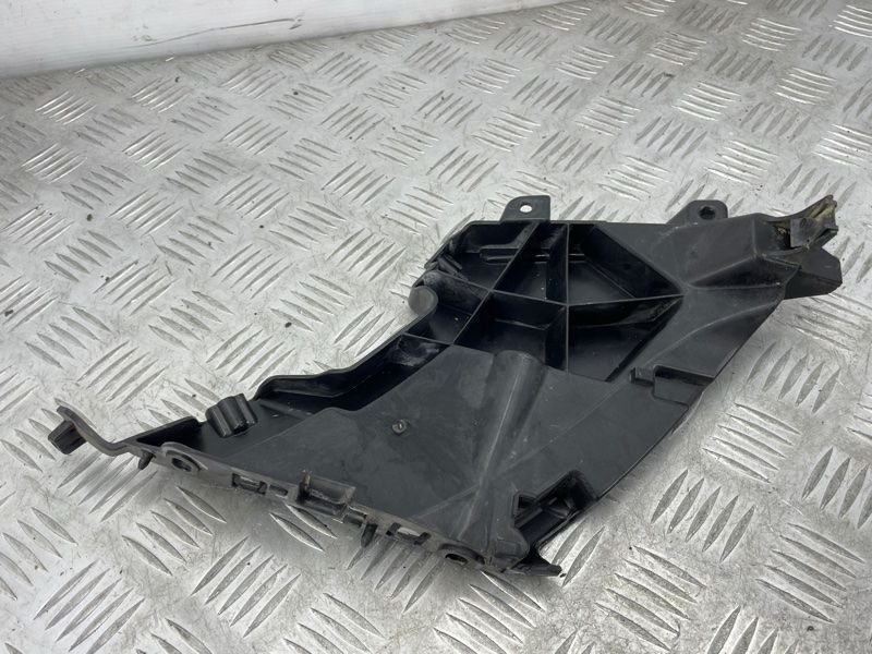 Направляюча переднього бампера 4G8807284C Audi A7