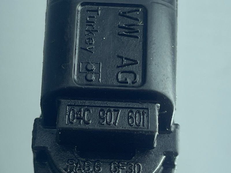 Датчик положения коленвала 04C907601 Audi A6
