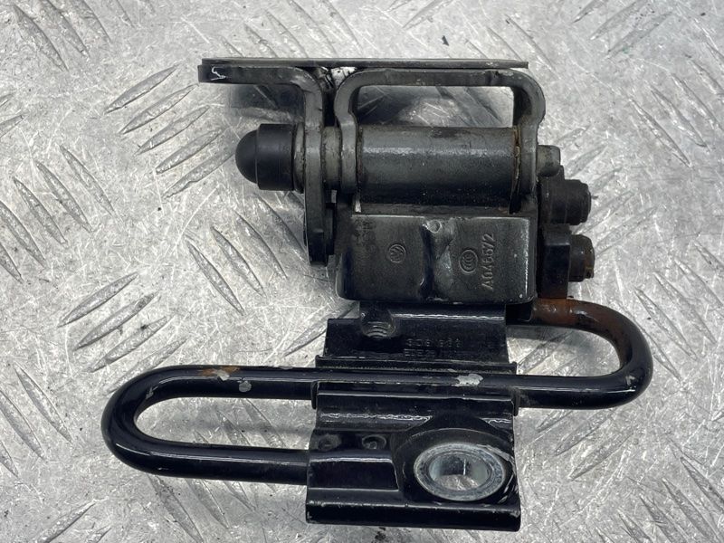 Петля двери нижняя 3C8833411B Volkswagen CC
