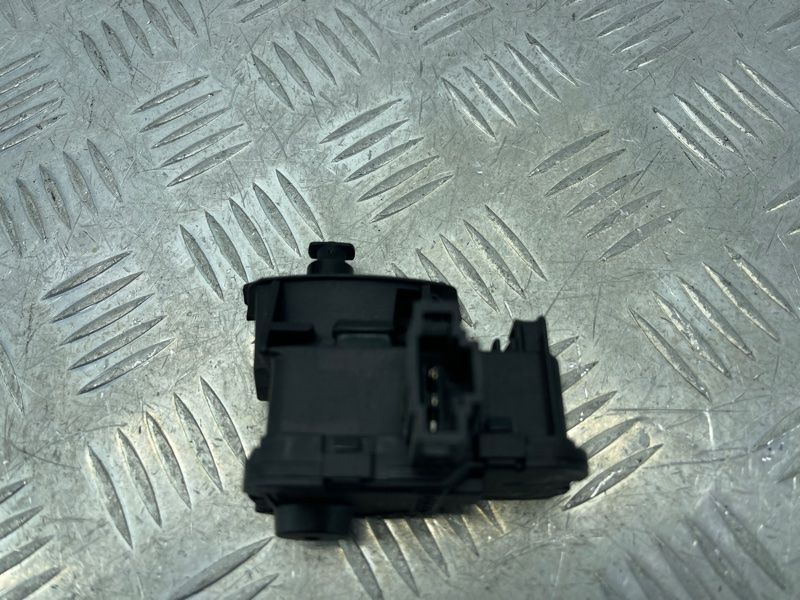 Замок лючка паливного бака 7P0810773D Volkswagen Touareg