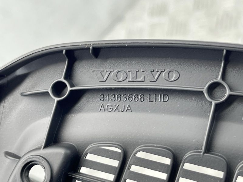 Рамка приладової панелі Volvo XC90