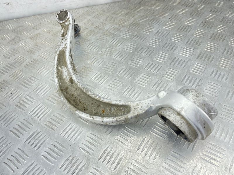 Важіль передньої підвіски поперечний нижній 8W0407694A Audi A4 Allroad