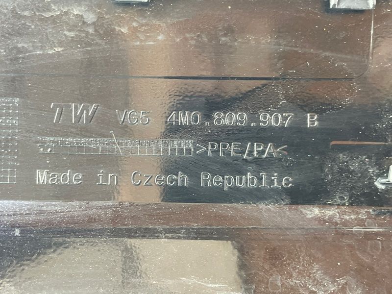 Крышка лючка топливного бака 4M0809907B Audi Q7