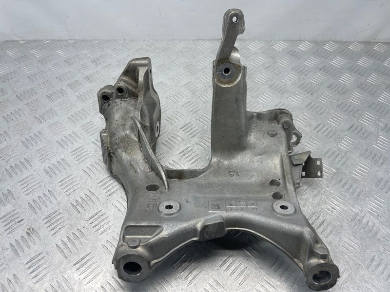 Кронштейн підрамника правий 80A399296R Audi Q5 Audi A6, Audi A7, Audi A8, Audi Q5, Audi Q5 Sportback, Audi Q7, Audi Q8, Audi S6, Audi S7, Audi SQ5, Audi SQ5 Sportback