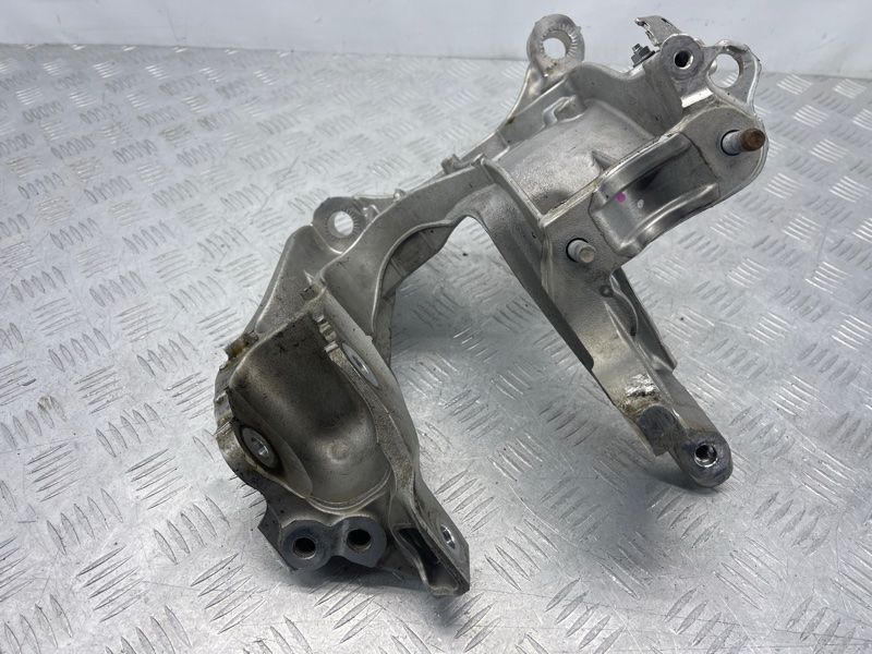 Кронштейн підрамника правий 80A399296R Audi Q5 Audi A6, Audi A7, Audi A8, Audi Q5, Audi Q5 Sportback, Audi Q7, Audi Q8, Audi S6, Audi S7, Audi SQ5, Audi SQ5 Sportback
