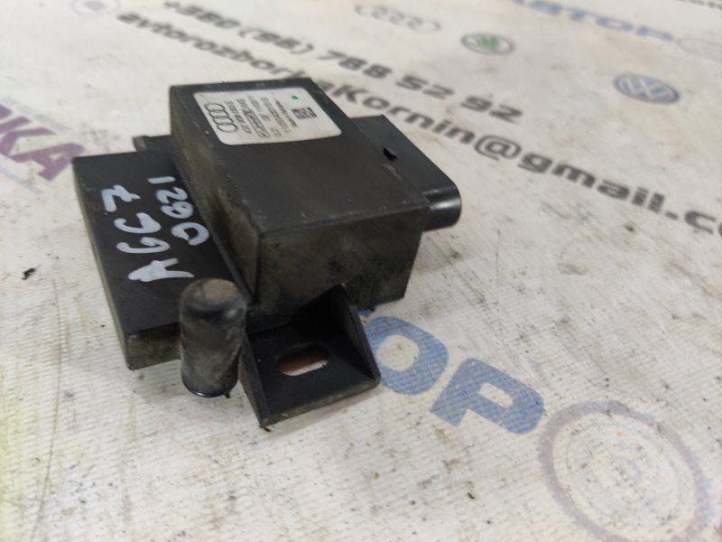 Блок керування паливним насосом 4G0906093E Audi A6