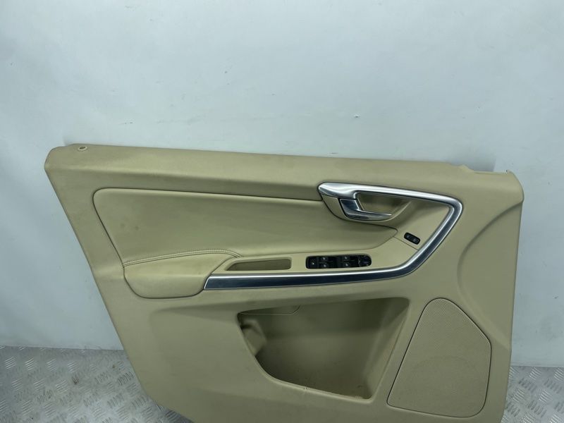 Карта / Обшивка двери 6815490 Volvo XC60