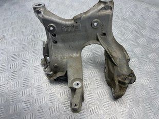 Кронштейн подрамника левый 80A399296S Audi A6 Audi A6, Audi A6 Allroad, Audi A7, Audi A8, Audi Q7, Audi Q8, Audi S6, Audi S7