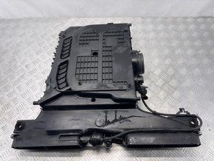 Корпус повітряного фільтра 4M0133837A Audi Q7