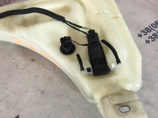 Насос омывателя стекла 1K6955651 Audi Q7 Audi A3, Audi A3 e-tron, Audi A4, Audi A4 Allroad, Audi A6, Audi A6 Allroad, Audi A7, Audi A8, Audi e-tron, Audi e-tron GT, Audi e-tron S, Audi Q3, Audi Q4 e-tron, Audi Q5, Audi Q7, Audi Q8, Audi Q8 e-tron, Audi RS3, Audi RS6 Avant, Audi RS7, Audi RS e-tron GT, Audi RS Q8, Audi S3, Audi S4, Audi S6, Audi S7, Audi S8, Audi SQ5, Audi SQ7, Audi SQ8, Audi SQ8 e-tron, Volkswagen Atlas, Volkswagen Atlas Cross Sport, Volkswagen e-Golf, Volkswagen Golf, Volkswagen Golf Alltrack, Volkswagen Golf R, Volkswagen Golf SportWagen, Volkswagen GTI, Volkswagen ID.4, Volkswagen Jetta, Volkswagen Passat, Volkswagen R32, Volkswagen Rabbit, Volkswagen Taos, Volkswagen Tiguan, Volkswagen Tiguan Limited, Volkswagen Touareg