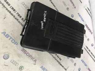 Крышка аккумулятора 3C0915443A Volkswagen Tiguan