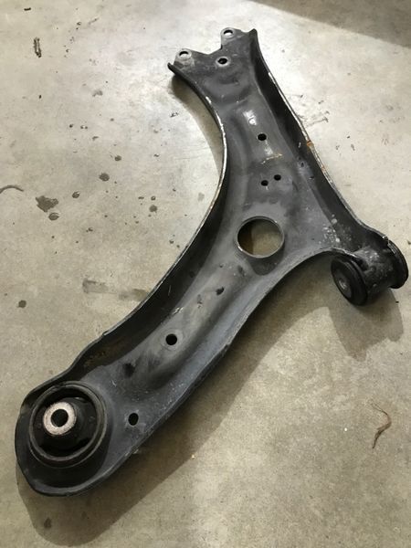 Важіль підвіски 561407152C Volkswagen Passat