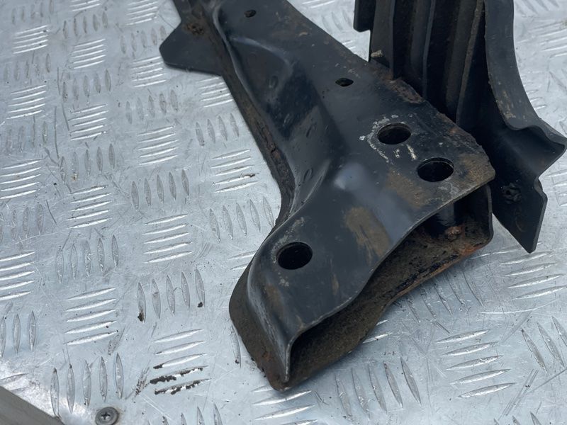 Кронштейн подрамника LX6B101D48DD Ford Escape