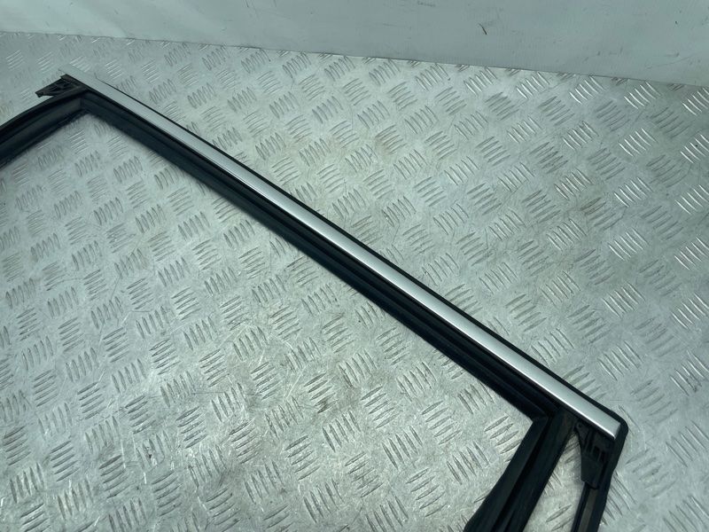 Направляюча скла дверей Audi Q7