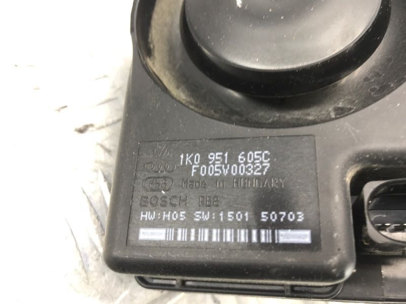 Сирена системи антивикрадення 1K0951605C Audi Touareg Audi A3, Audi A4, Audi A4 Allroad, Audi A5, Audi A6, Audi A7, Audi A8, Audi Q3, Audi Q5, Audi Q7, Audi R8, Audi RS5, Audi RS7, Audi S4, Audi S5, Audi S6, Audi S7, Audi S8, Audi SQ5, Audi TT, Audi TT RS, Audi TTS, Porsche 718 Spyder, Porsche 911, Porsche Cayenne, Porsche Macan, Porsche Panamera, Volkswagen Beetle, Volkswagen CC, Volkswagen Eos, Volkswagen Golf, Volkswagen Golf R, Volkswagen GTI, Volkswagen Jetta, Volkswagen Tiguan, Volkswagen Touareg