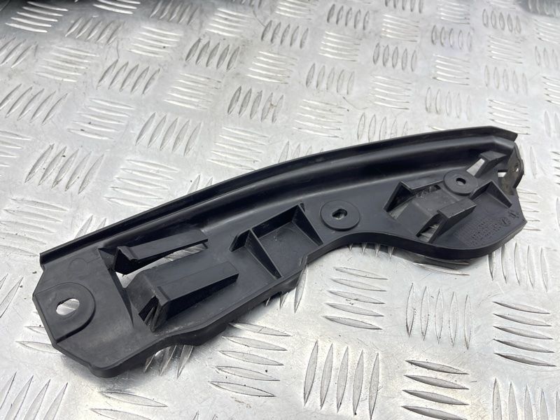 Направляюча / кріплення / кронштейн бампера 7L6807394B Volkswagen Touareg