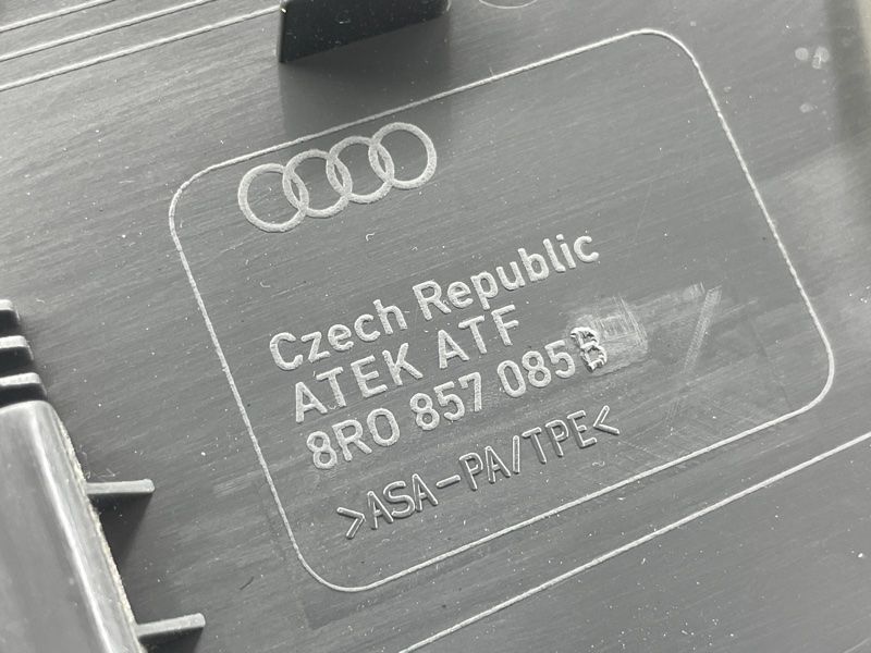 Заглушка торпедо 8R0857085B Audi Q5