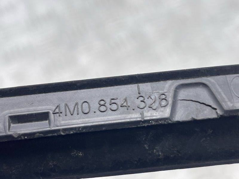 Молдинг лобового скла Audi Q7