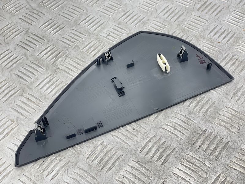Заглушка торпедо 8R0857085B Audi Q5