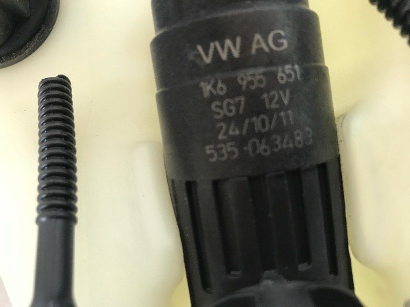 Насос омывателя стекла 1K6955651 Audi Q7 Audi A3, Audi A3 e-tron, Audi A4, Audi A4 Allroad, Audi A6, Audi A6 Allroad, Audi A7, Audi A8, Audi e-tron, Audi e-tron GT, Audi e-tron S, Audi Q3, Audi Q4 e-tron, Audi Q5, Audi Q7, Audi Q8, Audi Q8 e-tron, Audi RS3, Audi RS6 Avant, Audi RS7, Audi RS e-tron GT, Audi RS Q8, Audi S3, Audi S4, Audi S6, Audi S7, Audi S8, Audi SQ5, Audi SQ7, Audi SQ8, Audi SQ8 e-tron, Volkswagen Atlas, Volkswagen Atlas Cross Sport, Volkswagen e-Golf, Volkswagen Golf, Volkswagen Golf Alltrack, Volkswagen Golf R, Volkswagen Golf SportWagen, Volkswagen GTI, Volkswagen ID.4, Volkswagen Jetta, Volkswagen Passat, Volkswagen R32, Volkswagen Rabbit, Volkswagen Taos, Volkswagen Tiguan, Volkswagen Tiguan Limited, Volkswagen Touareg