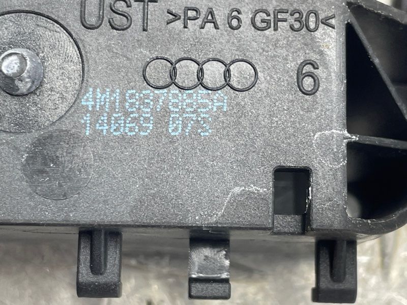 Кронштейн ручки 4M1837885A Audi Q7