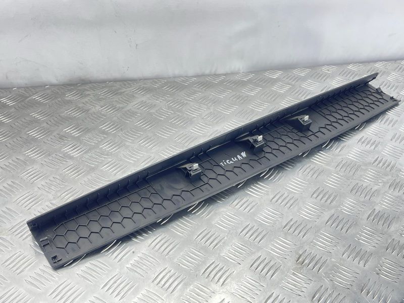 Накладка замка багажника 5NN867707 Volkswagen Tiguan