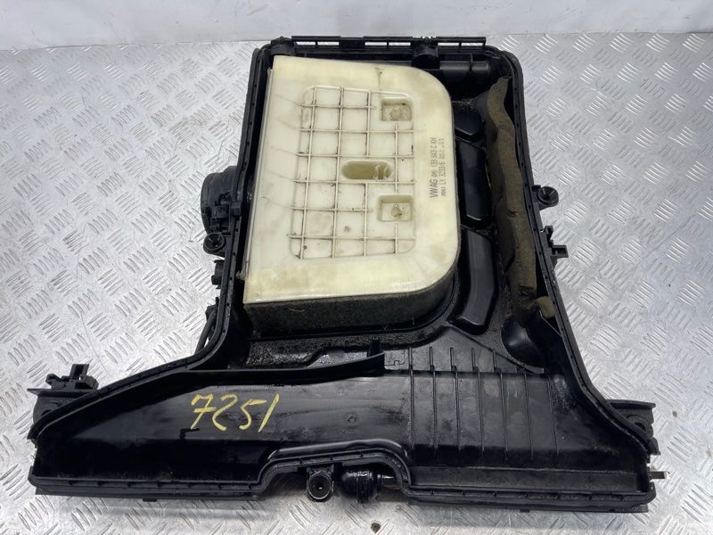 Корпус воздушного фильтра 4M0133837A Audi Q7