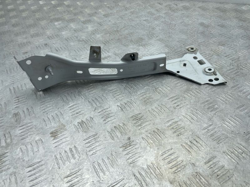 Кронштейн крыла 8W0821136C Audi A4 Allroad