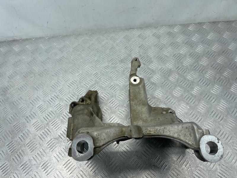 Кронштейн подрамника левый 80A399296S Audi A6 Audi A6, Audi A6 Allroad, Audi A7, Audi A8, Audi Q7, Audi Q8, Audi S6, Audi S7