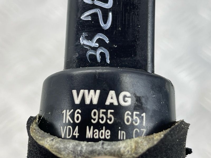 Насос омивача скла 1K6955651 Audi Q7 Audi A3, Audi A3 e-tron, Audi A4, Audi A4 Allroad, Audi A6, Audi A6 Allroad, Audi A7, Audi A8, Audi e-tron, Audi e-tron GT, Audi e-tron S, Audi Q3, Audi Q4 e-tron, Audi Q5, Audi Q7, Audi Q8, Audi Q8 e-tron, Audi RS3, Audi RS6 Avant, Audi RS7, Audi RS e-tron GT, Audi RS Q8, Audi S3, Audi S4, Audi S6, Audi S7, Audi S8, Audi SQ5, Audi SQ7, Audi SQ8, Audi SQ8 e-tron, Volkswagen Atlas, Volkswagen Atlas Cross Sport, Volkswagen e-Golf, Volkswagen Golf, Volkswagen Golf Alltrack, Volkswagen Golf R, Volkswagen Golf SportWagen, Volkswagen GTI, Volkswagen ID.4, Volkswagen Jetta, Volkswagen Passat, Volkswagen R32, Volkswagen Rabbit, Volkswagen Taos, Volkswagen Tiguan, Volkswagen Tiguan Limited, Volkswagen Touareg